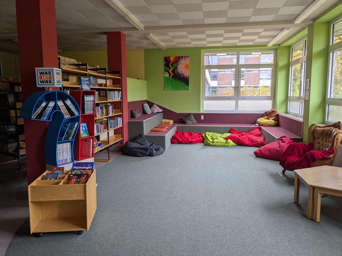 Bild der Leseecke der Bibliothek