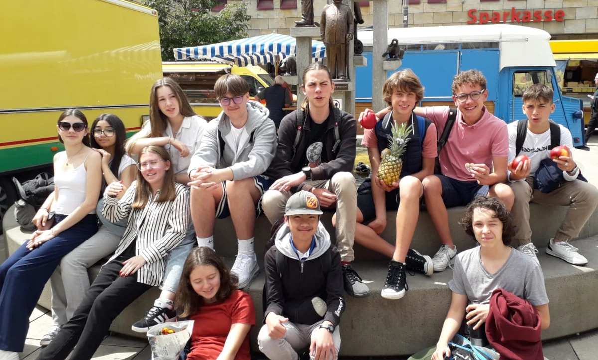 Die französischen SchülerInnen nach der Stadtrallye durch Bad Kreuznach. Die Siegergruppe hat es geschafft, eine Packung Taschentücher gegen eine Ananas und drei Äpfel einzutauschen.