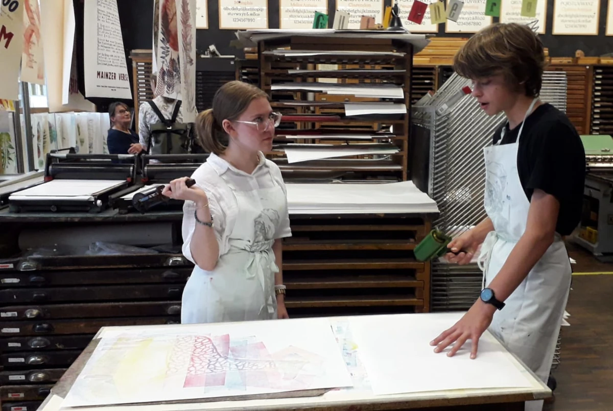 Die französischen SchülerInnen beim Druckworkshop im Gutenberg-Museum.